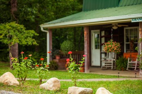 Nolichuckey Bluffs Bed & Breakfast Cabins