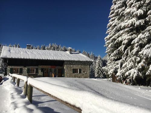 Exterior view, Restaurant Gautard - Chambres d'hotes Les Tavaillons in Thorens-Glieres