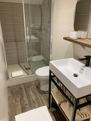 Shower, Restaurant Gautard - Chambres d'hotes Les Tavaillons in Thorens-Glieres
