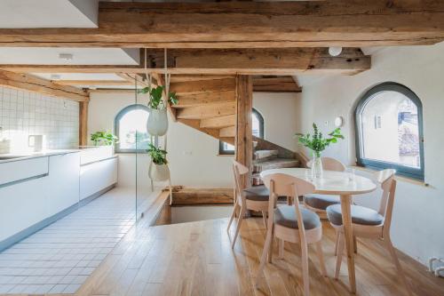 2 bedrooms, 5 beds