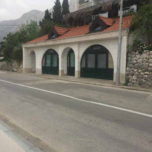  Apartments Gradac in 21330 Gradac