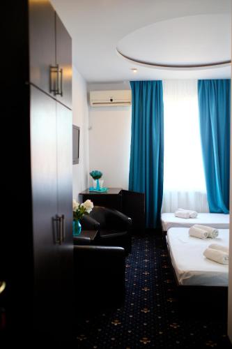 1 king bed, 1 twin bed
