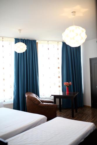 1 king bed, 1 twin bed
