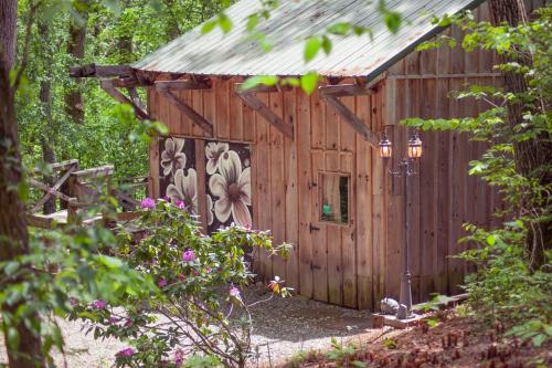 Nolichuckey Bluffs Bed & Breakfast Cabins