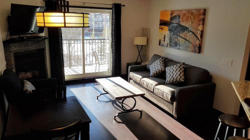 One-Bedroom Suite with Mountain View