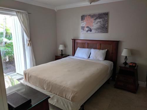 Manhattan Tower Apartment Hotel - image 2