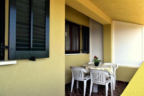  Apartment Dobropoljana 8312b in Neviđane