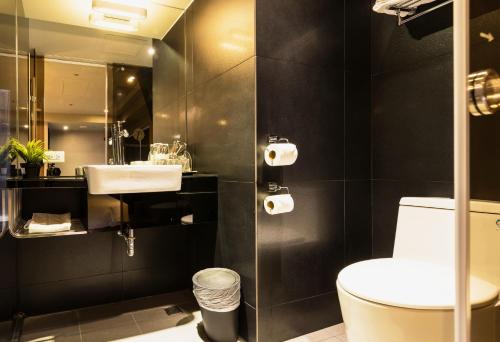 Deluxe Double Room image 6