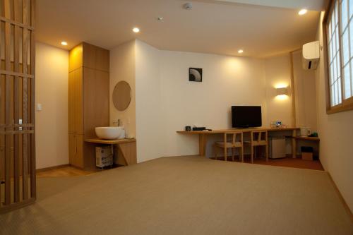 Japanese-Style Triple Room with Shared Bathroom
