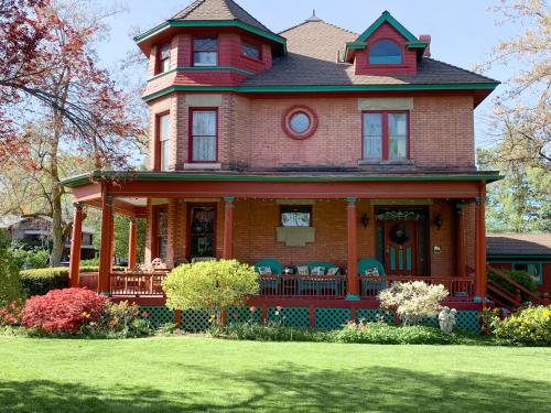 Guest Suite at The Red House basement attached with private entrance, Salt Lake City