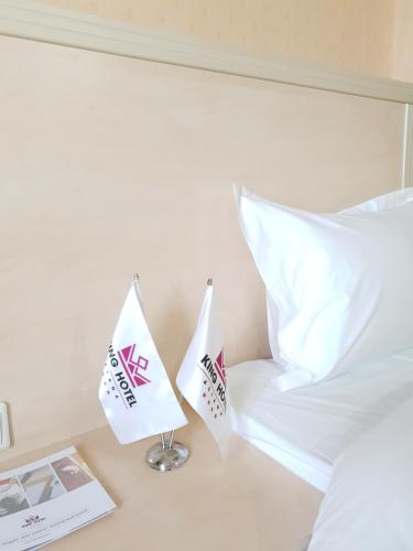 2 twin beds