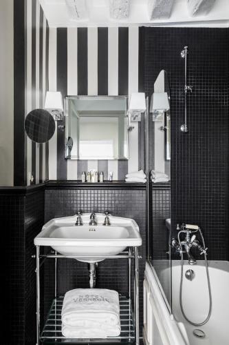 Hotel Verneuil Room Type - Small Double Room