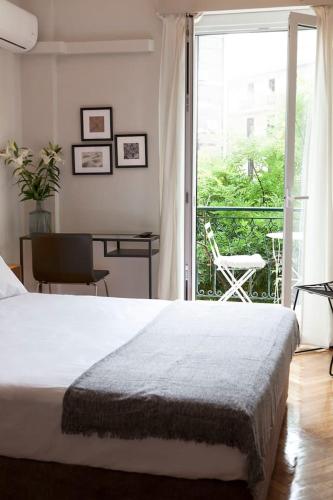 Chic & Comfortable Central Apart, close to National Archeological Museum! 2