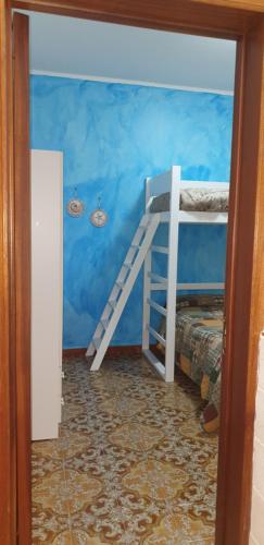1 king bed, 1 twin bed