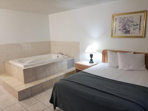 Niagara Falls Courtside Inn Ideally located in the prime touristic area of Niagara Falls, Niagara Falls Courtside Inn promises a relaxing and wonderful visit. The hotel offers a wide range of amenities and perks to ensure you ha