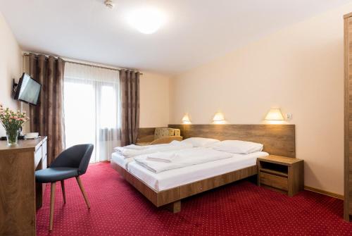 1 double bed, 2 twin beds