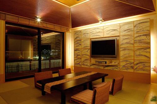 Japanese-Style Luxury Room with Hot Spring Bath and Lake View - Rin -