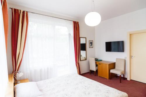 Superior Double or Twin Room image 6