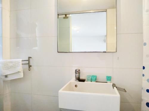 AirTLV - Centrally Located Studio With Gallery