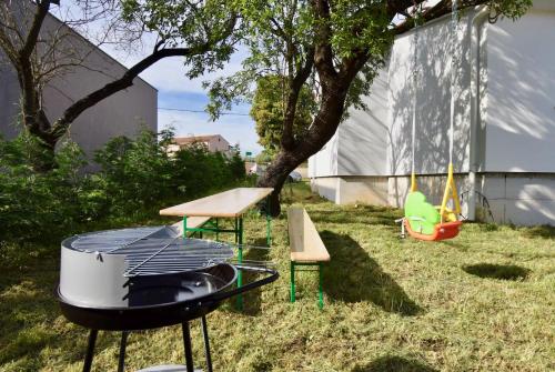 Bright and spacious apartment with grill ***