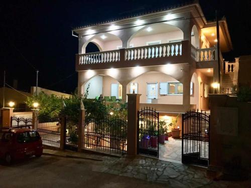  Villa eora porto cheli apartments for rent, Pension in Porto Heli