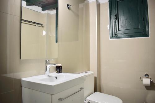 Central 2-Bedroom Apartment with Rooftop Access! EP9G, Atény (fotografie 7)