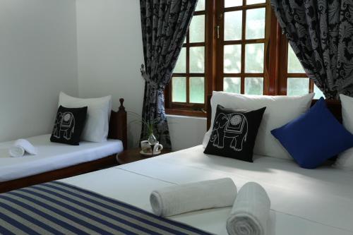 Amsterdam Tourist Rest – Anuradhapura, IA