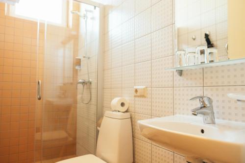 Double Room image 7