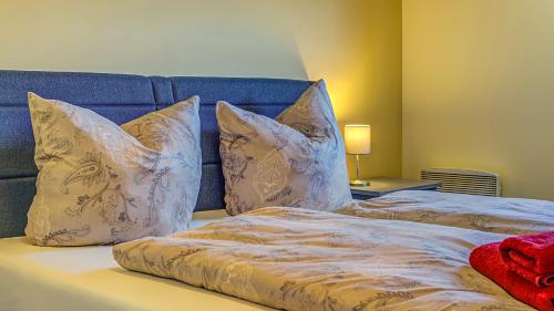 1 king bed, 4 twin beds