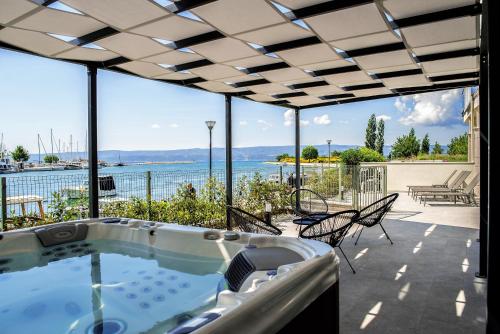 Luxury Apartment with Hot Tub 