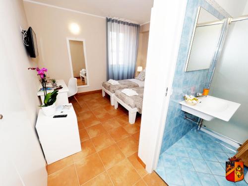 Double Room with Private Bathroom image 4