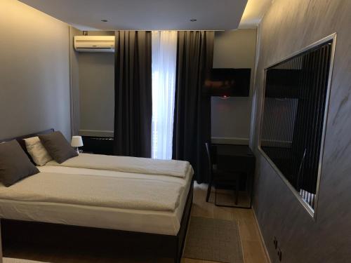 1 king bed, 1 twin bed