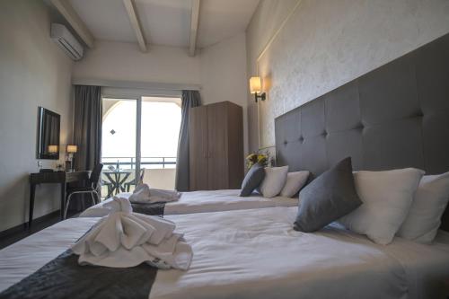 Double or Twin Room with Sea View image 7