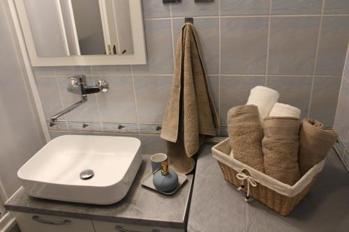 Very central cozy apartment - image 8