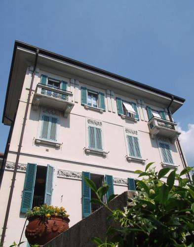  RESIDENZA LARIUS, Pension in Carate Urio