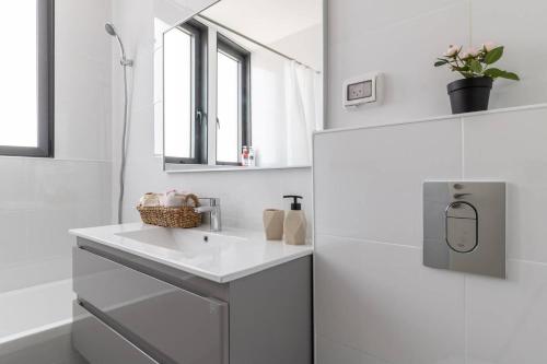 Magical 2BR/Parking with amazing view city center - image 4