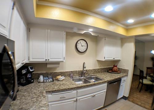 Upscale 2Bed 2Bath Condo Prime Location WiFi Pools Kitchen Security in Palm Springs, USA