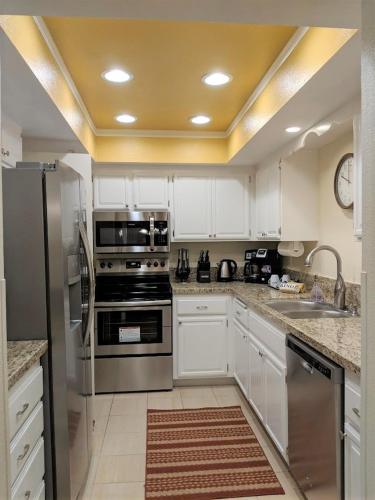 Upscale 2Bed 2Bath Condo Prime Location WiFi Pools Kitchen Security in Palm Springs, USA
