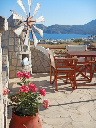 Christos rooms milos