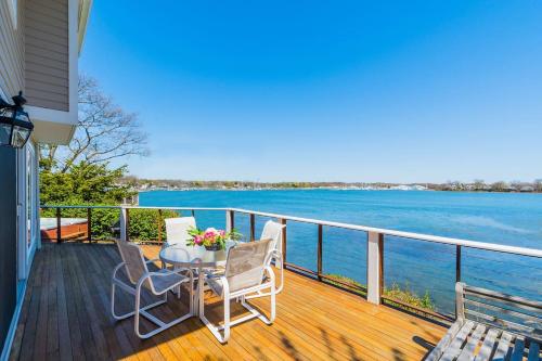 Private Sandy Beach Amazing Waterfront & Hot Tub in Branford, USA