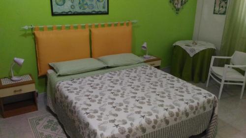 1 queen bed, 1 twin bed