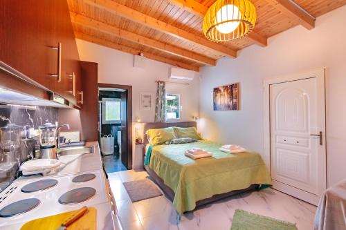  Cosy garden house close to the beach in 16672 Vari