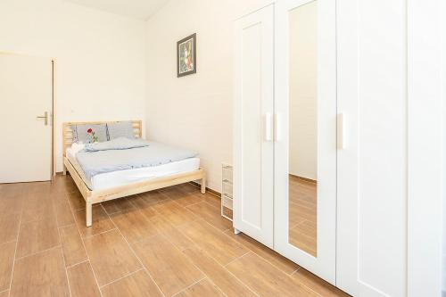 YELLOW INN - SIMPLE ROOMS -- OLMA Messen & Autobahn 1 Min, HSG 6 Min, Spital 7min, günstige Parkplätze