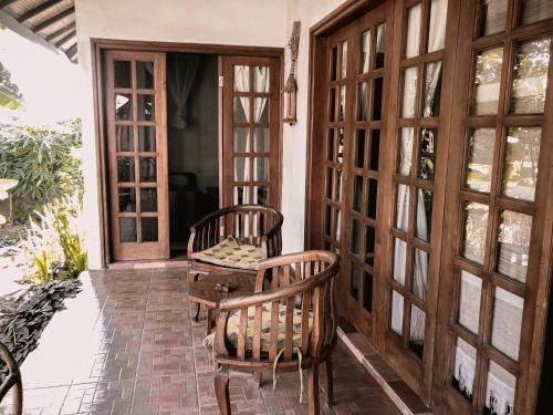 Bale Asri Bukit Jimbaran - Tap to explore photos