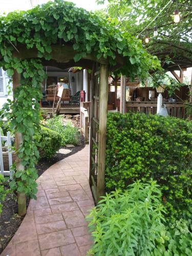 1825 Inn Bed and Breakfast - 정원
