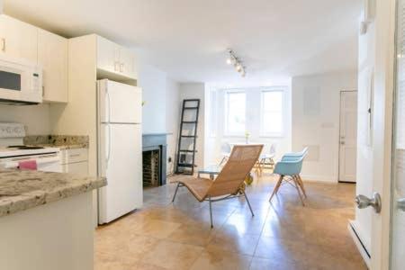 Big Bright 1 BR at U/Shaw + 14th on Quaint Swann thumb 3
