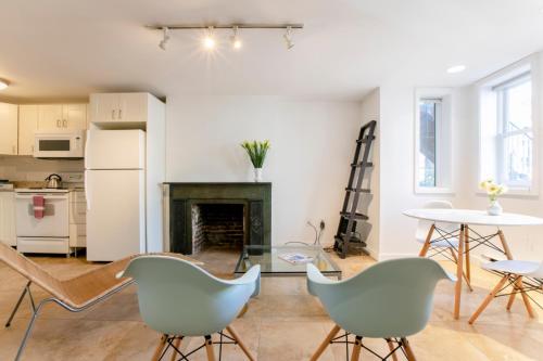 Big Bright 1 BR at U/Shaw + 14th on Quaint Swann detail