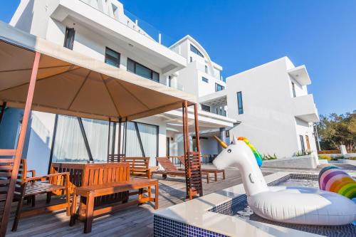 Sun Palm near Twin-Hearts Stone Weir