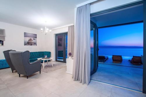 Villa Nano 4 bedrooms jacuzzi heated pool sea views pebble beach 850m - image 2