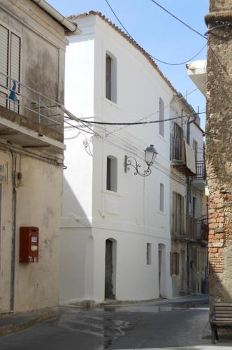 BORGO PETELIA, Casa Castiglione, Antica casa su due piani con scala esterna